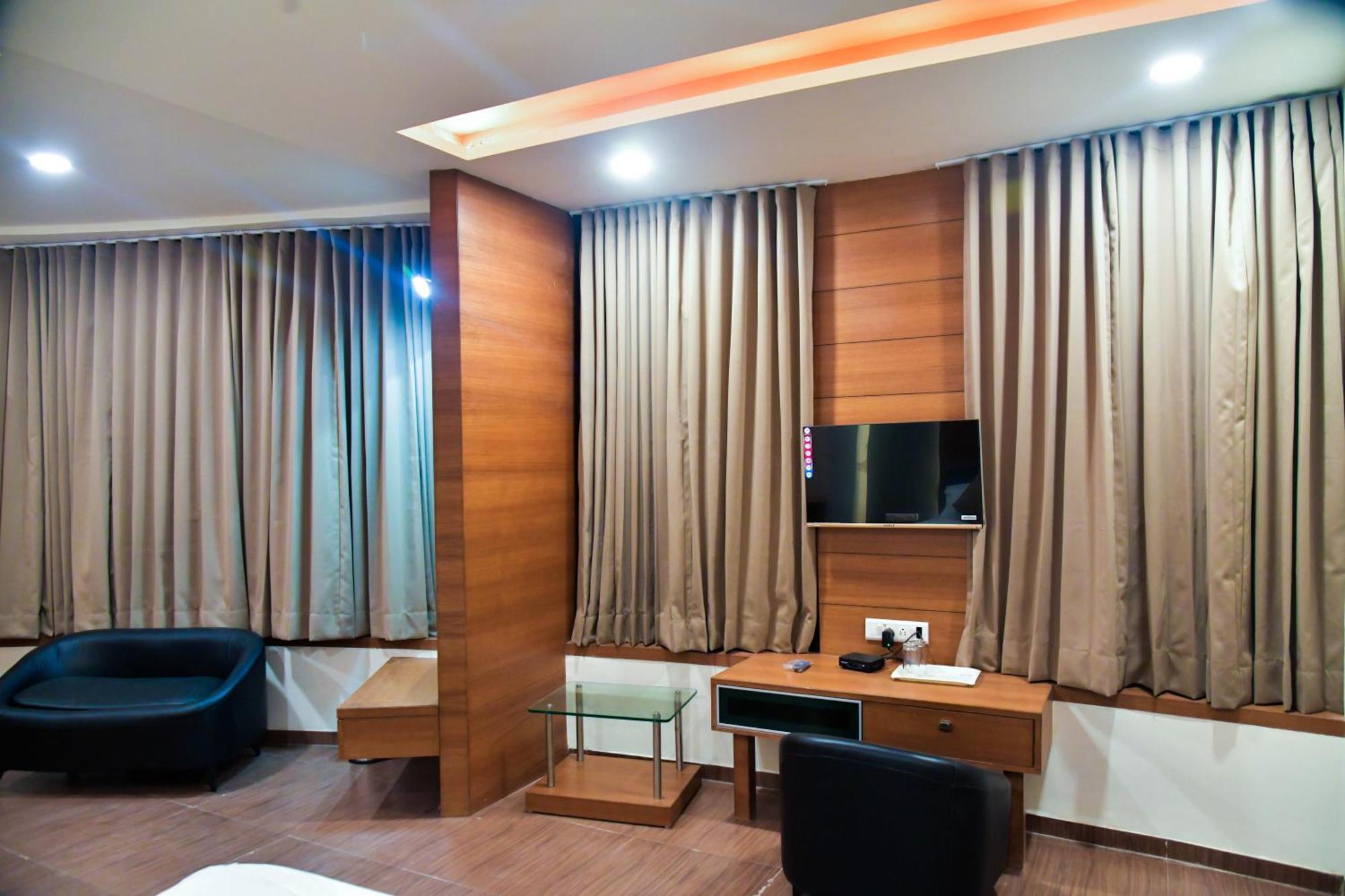 Hotel Ashooka Inn Gandhinagar Bagian luar foto