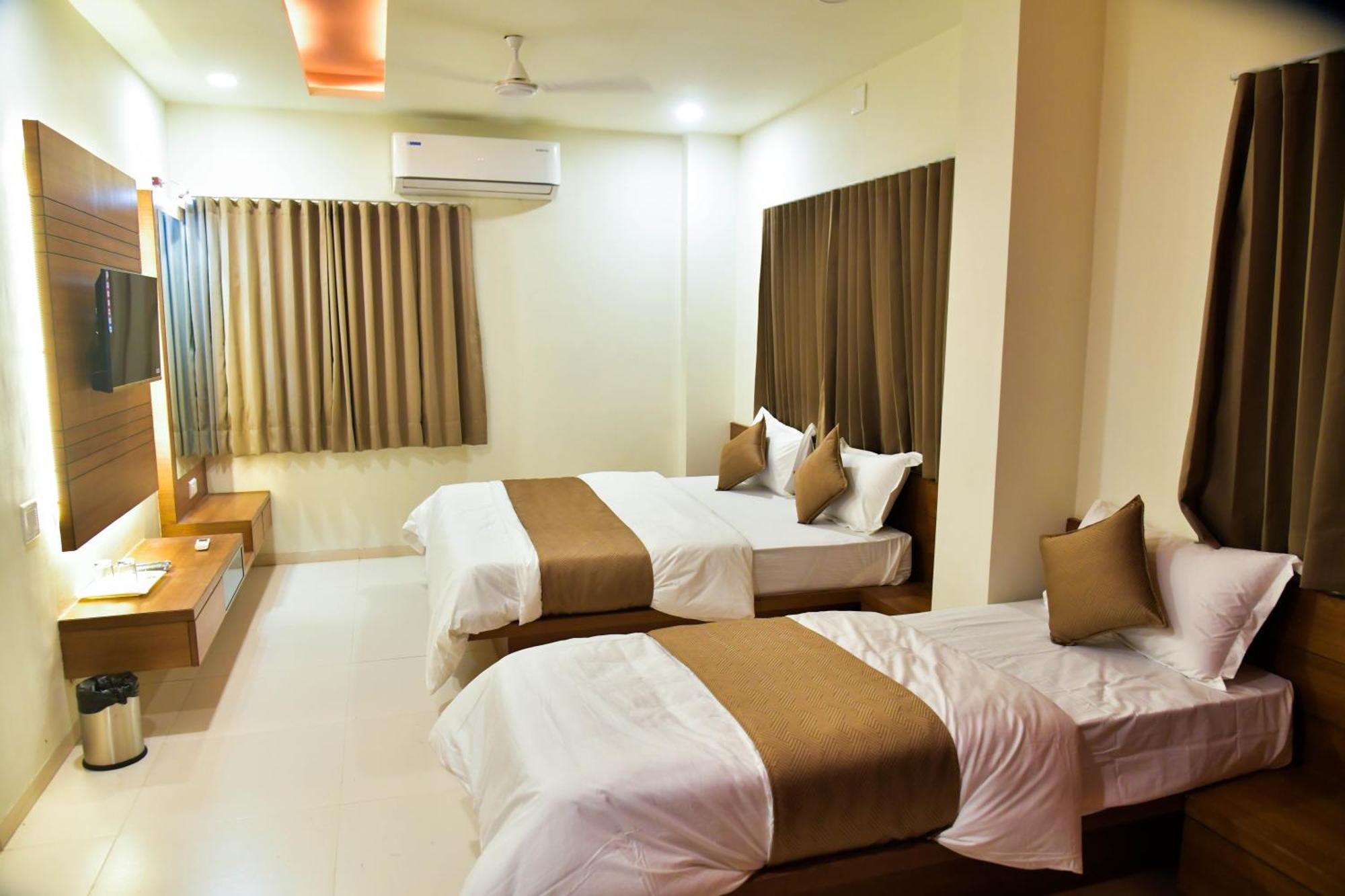 Hotel Ashooka Inn Gandhinagar Bagian luar foto