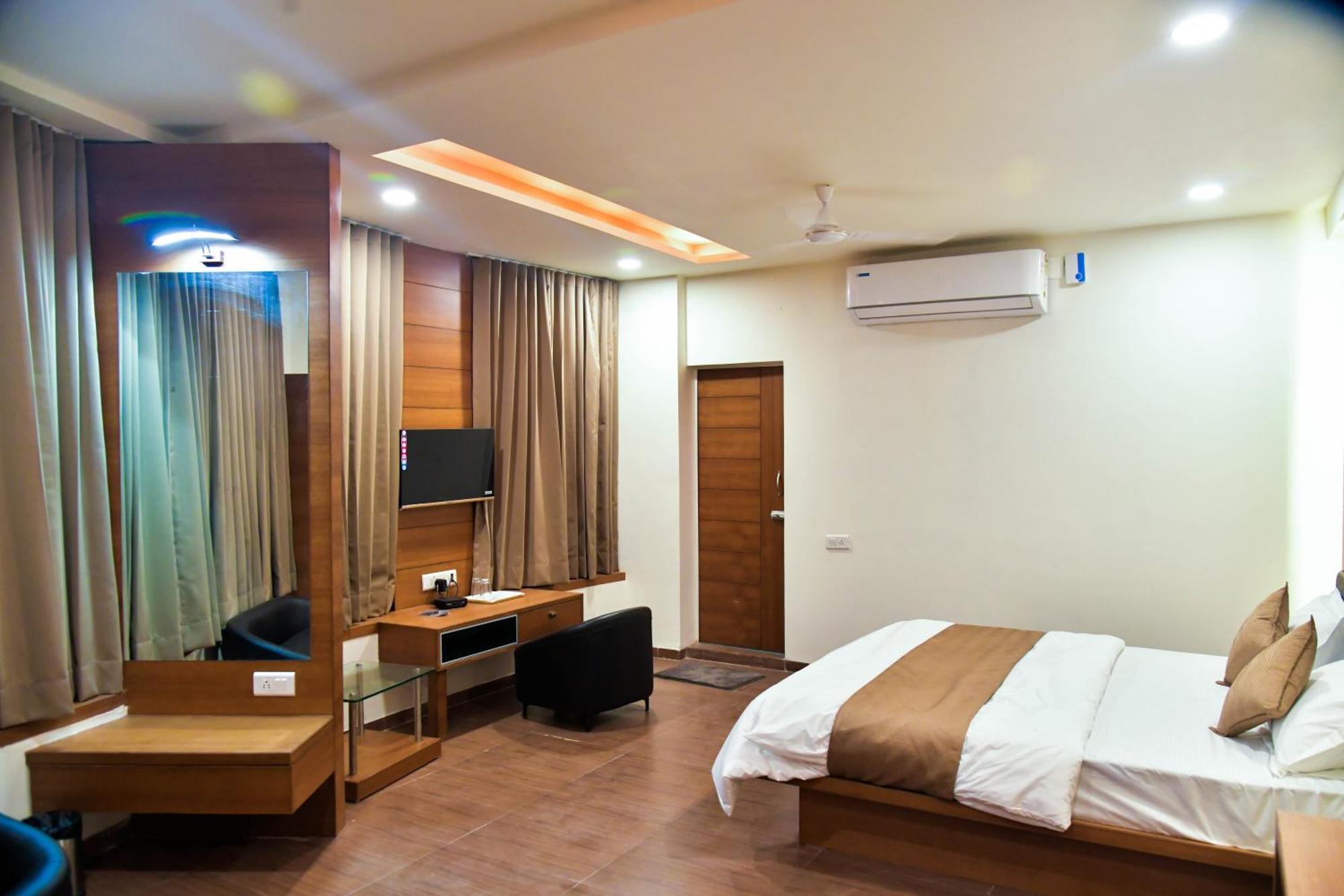 Hotel Ashooka Inn Gandhinagar Bagian luar foto