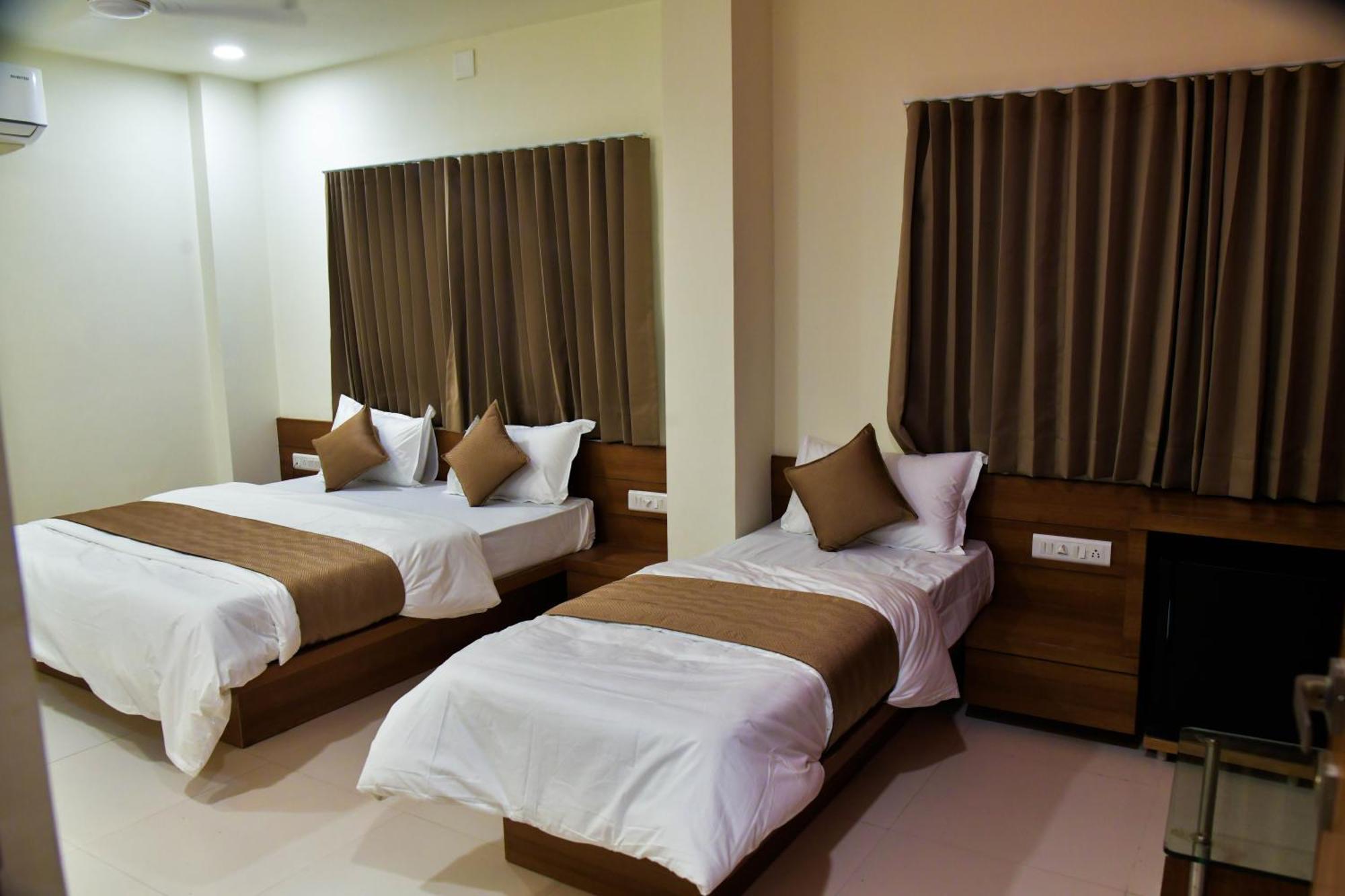 Hotel Ashooka Inn Gandhinagar Bagian luar foto