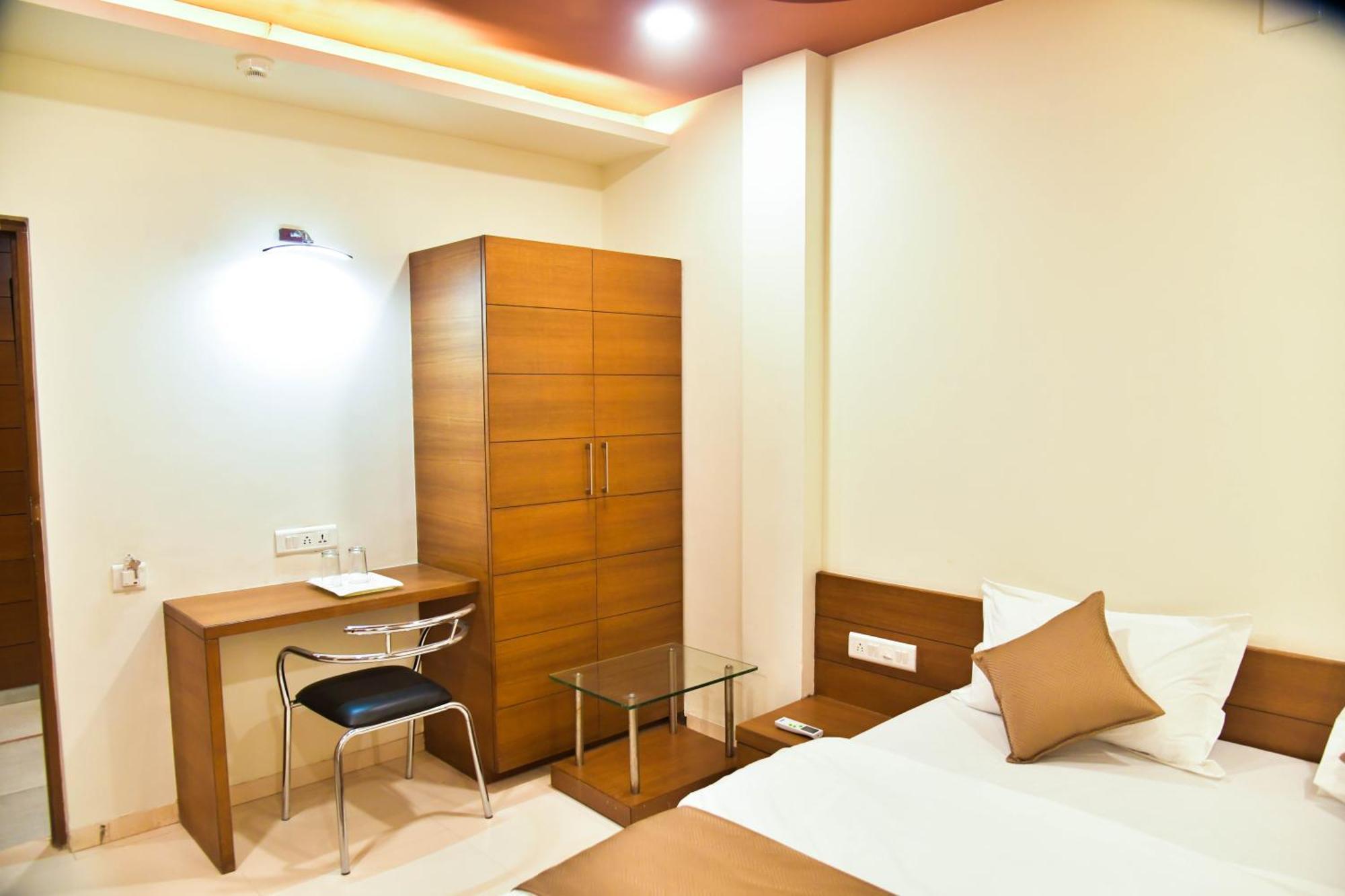 Hotel Ashooka Inn Gandhinagar Bagian luar foto
